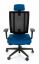 Fotel MaxPro BS HD odwrócony przodem z niebieskim siedziskiem i zagłówkiem, czarnym oparciem, podłokietnikami i czarnymi obrotowymi kółkami.