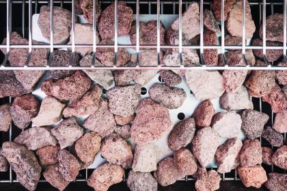 Kamienie lawowe – czy nadal są potrzebne do grilla gazowego?