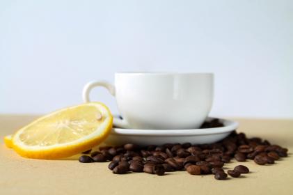 Czy warto pić kawę z cytryną?