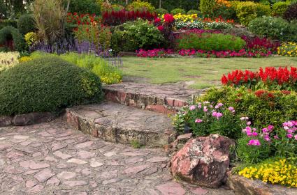 Ogród przed domem – jak zaaranżować wolną przestrzeń