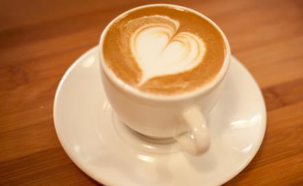 Walentynkowe Latte Art – jak zrobić serce na kawie?