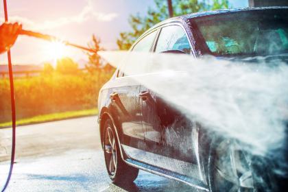Czysty samochód i czysty podjazd - wykorzystaj myjki ciśnieniowe do zadbania o otoczenie domu