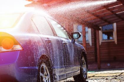 Myjemy samochód - myjki ciśnieniowe polecane dla posiadaczy aut