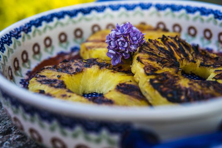 Pomysł na deser z grilla – Grillowane ananasy