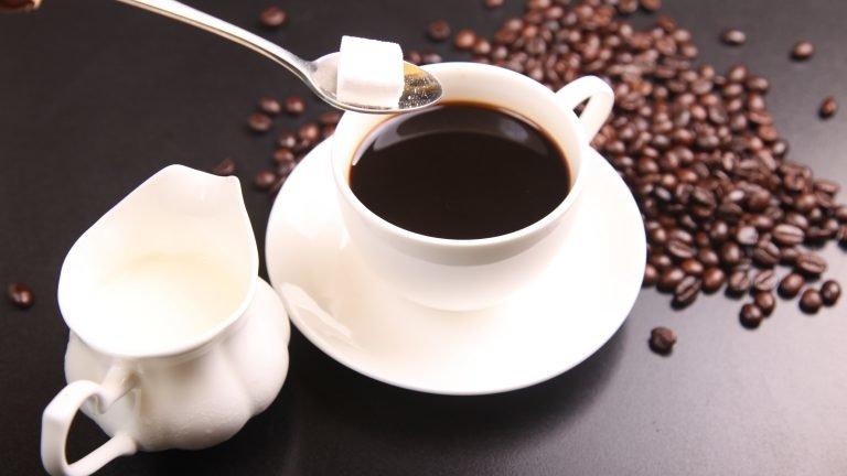 Czym słodzić kawę? Zdrowe alternatywy dla cukru