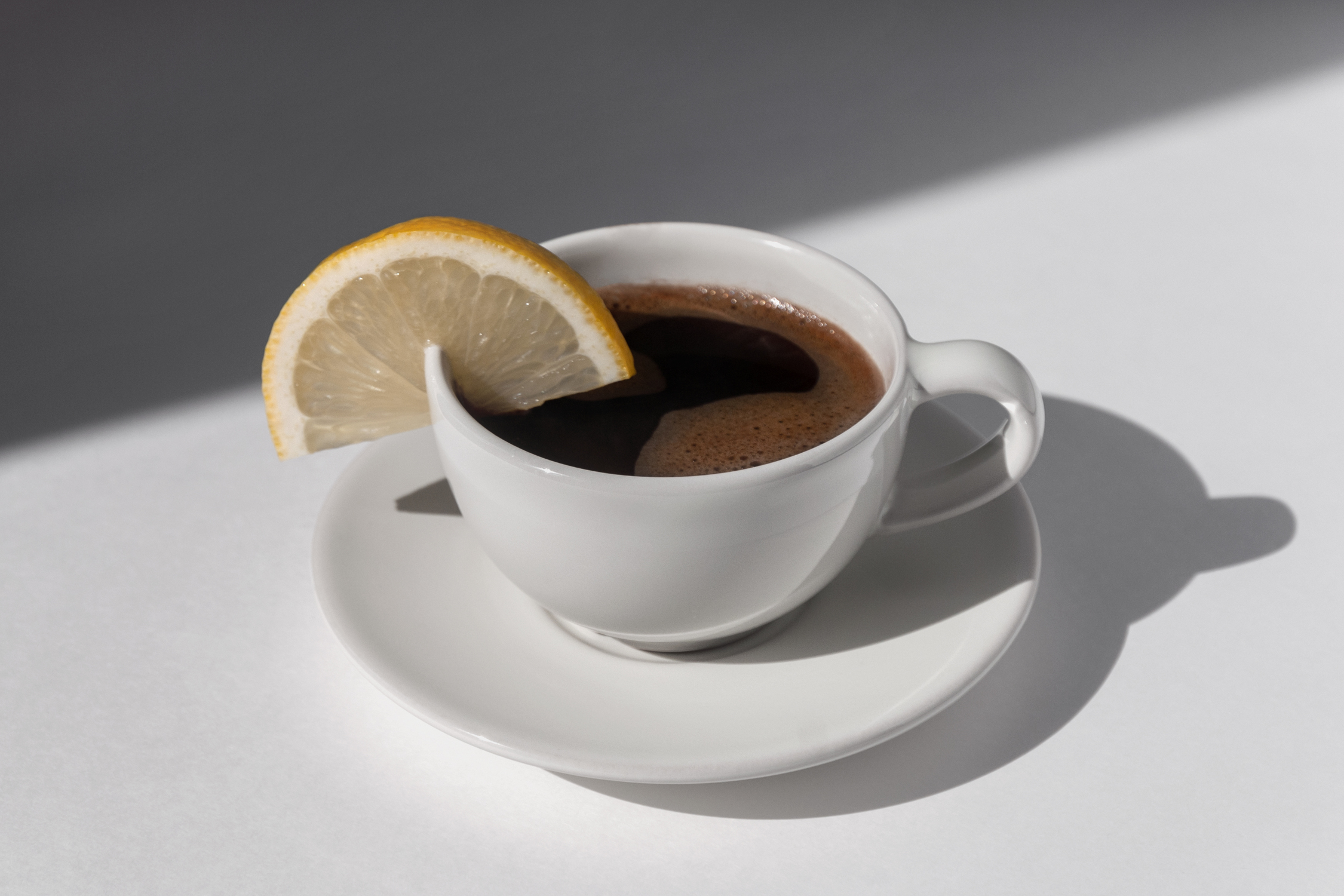 Kawa z cytryną zawiera cenne substancje.