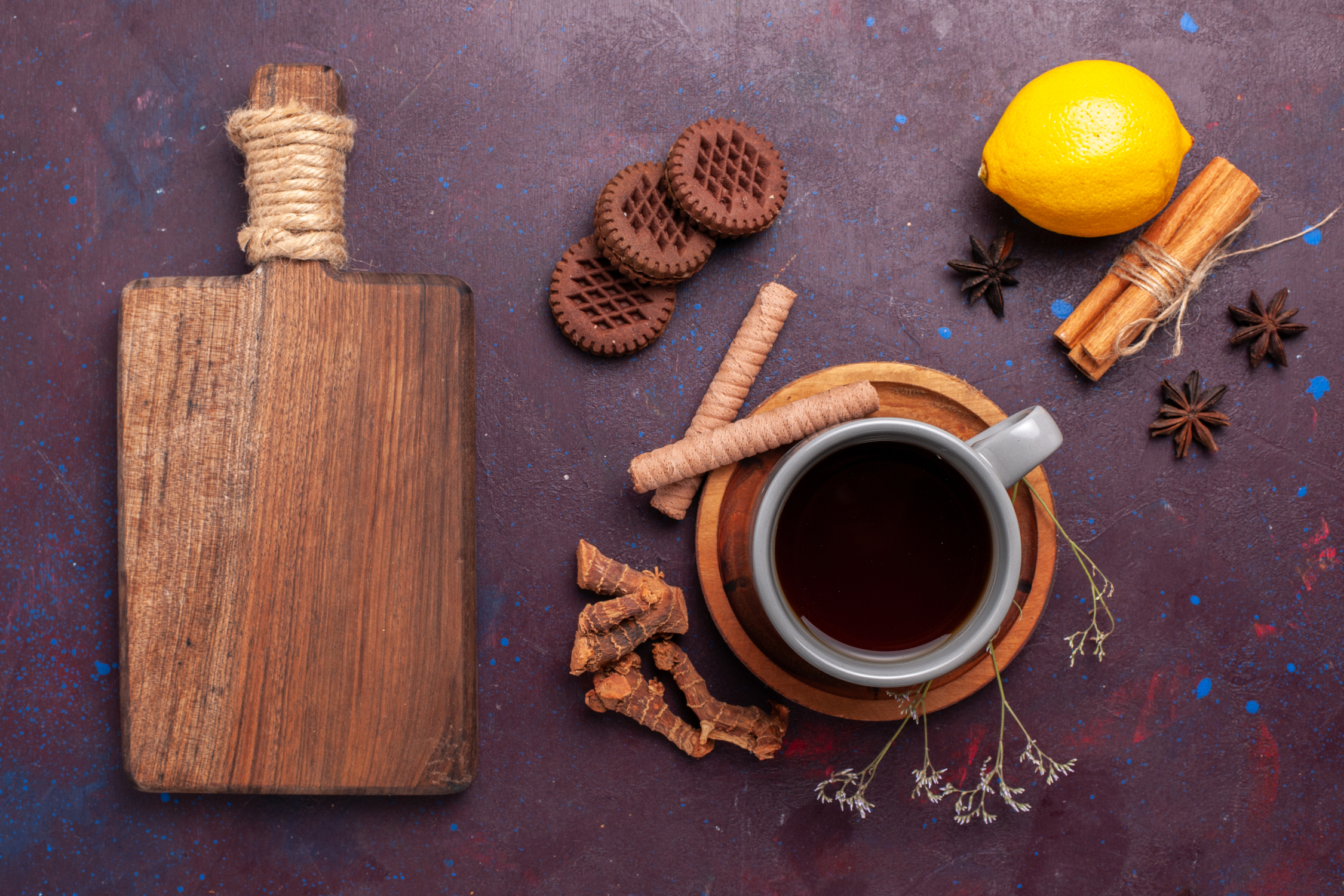 Do zrobienia kawy z cytryną potrzeba świeżo zaparzonej kawy, cytryny, filiżanki i łyżeczki.