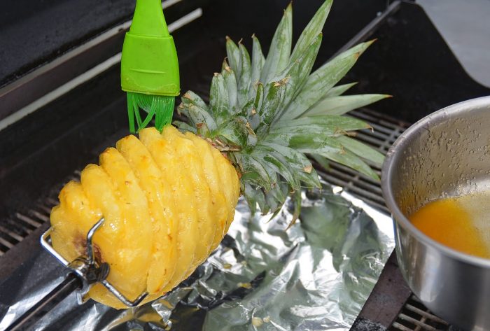Ananas grillowany na rożnie