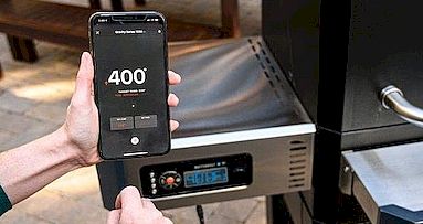 Z poziomu aplikacji mobilnej Masterbuilt możesz ustawić timer i kontrolować temperaturę na ruszcie.