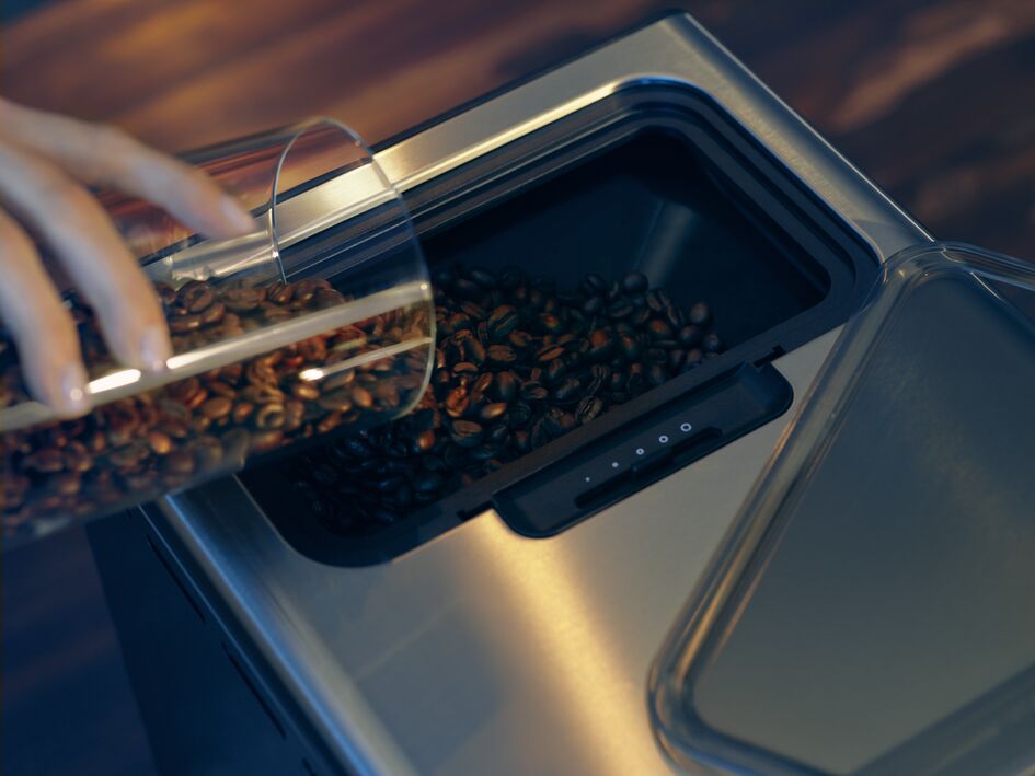 Wsypywanie kawy do zbiornika w automatycnzym ekspresie do kawy