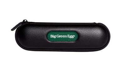 Termometr jest w zestawie z etui z logiem marki Big Green Egg.