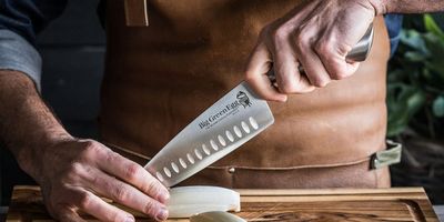 Duży nóż o długości 20 cm idealnie nadaje się do krojenia twardych składników.
