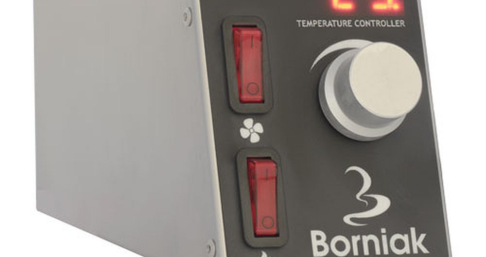 Sterowanie temperaturą odbywa się za pomocą panelu cyfrowego Borniak Simple, który znajduje się na lewej ścianie wędzarni.