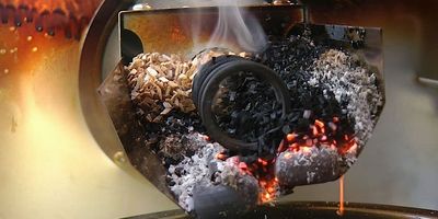 Zasobnik generatora dymu po zasypaniu zrębkami może wytwarzać dym nawet do 8 godzin bez konieczności dosypywania.