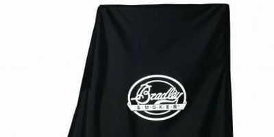 Na pokrowcu nadrukowane jest duże, białe logo marki Bradley Smoker.