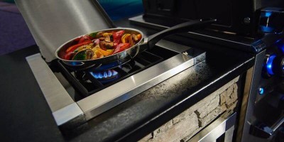 W funkcjonalnej kuchni ogrodowej przygotujesz również smażone i gotowane potrawy – dostępny palnik boczny o mocy 2,7 kW działa zupełnie jak kuchenka gazowa! 