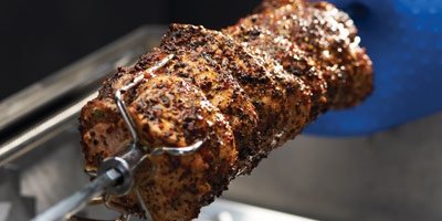 Zestaw rożna obrotowego, za pomocą którego upieczesz duże kawałki mięsa. Zestaw składa się z palnika do rożna, silnika elektrycznego, pręta z kolcami do mocowania mięsa oraz zestawu do wyważania. 