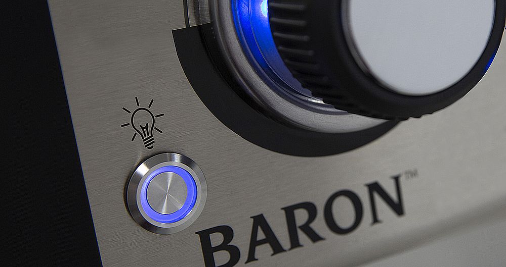 Baron S 490 posiada aż 6 podświetlanych pokręteł, które służą do regulacji 4 palników głównych, palnika bocznego oraz palnika rożna. Ich natężenie światła zmienia się, zależnie od ustawionej pozycji pokrętła – teraz wiesz z jak dużą mocą działa palnik i możesz zachować większą kontrolę nad potrawami! 