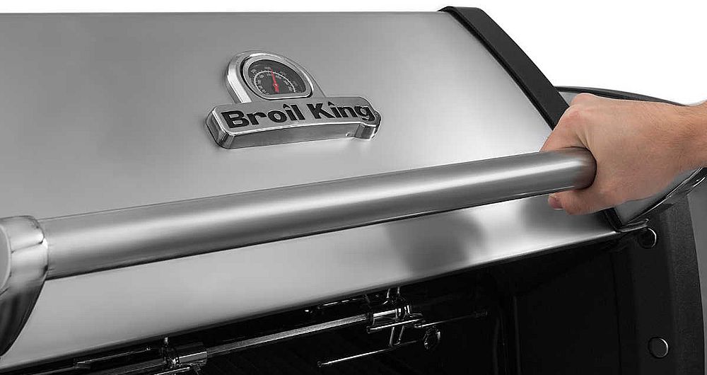 Termometr wbudowany w pokrywę grilla Broil King gwarantuje stałą kontrolę ciepła panującego wewnątrz piekarnika.
