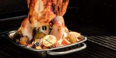 Grillowanie na stojaku sprawia, że kurczak posiada chrupiącą skórkę, zaś w środku jest dokładnie wypieczony.