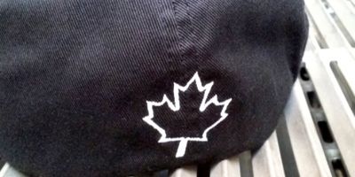 Z tyłu czapka posiada wyszywany liść klonowy - symbol Kanady.