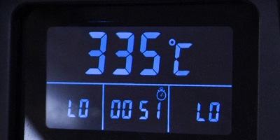 Grill posiada duży zakres temperatur, wynoszący 80 - 315°C.