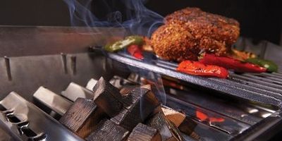Kawałki beczki należy położyć na ruszcie obok grillowanego mięsa lub na aromatyzerach.