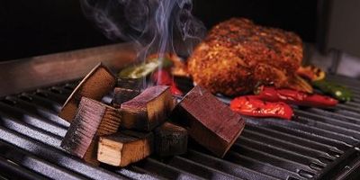 Po namoczeniu kawałki beczki należy położyć na ruszcie obok grillowanego mięsa lub na aromatyzerach.