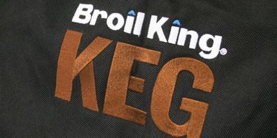 Na pokrowcu znajduje się stylowy napis: "Broil King KEG"