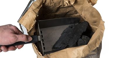 Łopatka może być również używana do nakładania węgla.