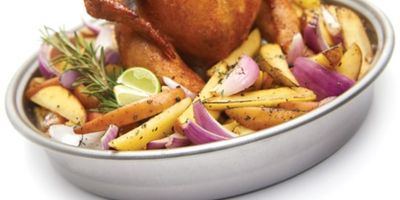 Na stalowym stojaku możesz grillować kurczaka, a dookoła niego, na brytfannie warzywa.