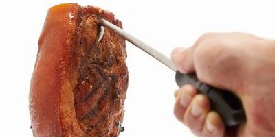 Przy kawałkach mięsa, które są zbyt ciężkie i tłuste, by podnieść je szczypcami, uchwyt świński ogon spisuje się idealnie.