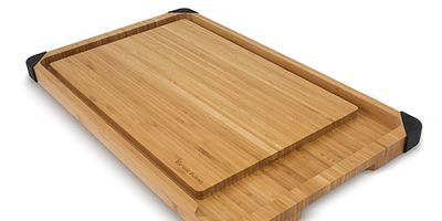 Drewniana deska  posiada głębokie rynienki, które gromadzą soki i tłuszcze, aby nie ubrudzić stołu i silikonowe nóżki, które zapobiegają przemieszczaniu się deski.