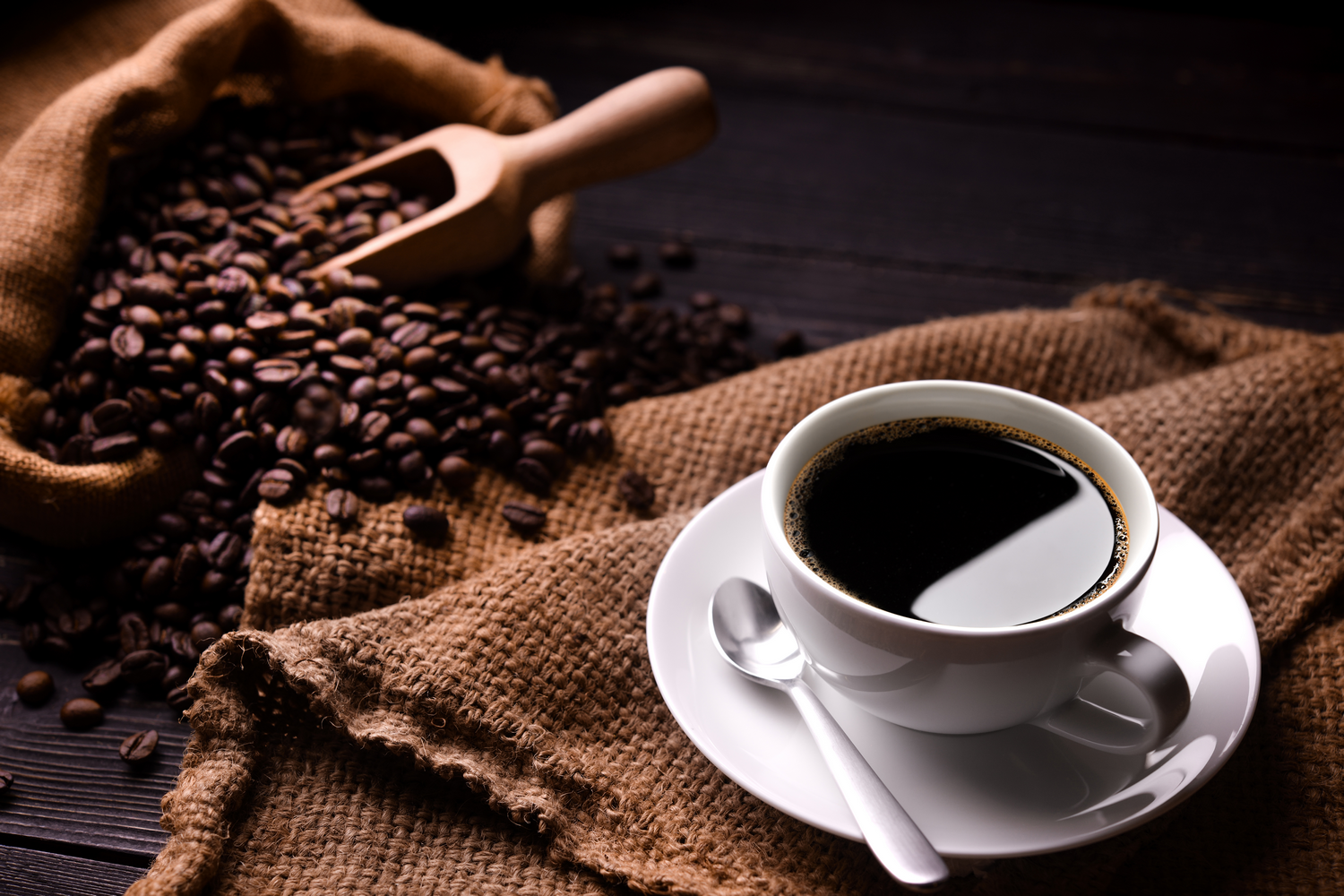 Czarna kawa z dużą dawką kofeiny