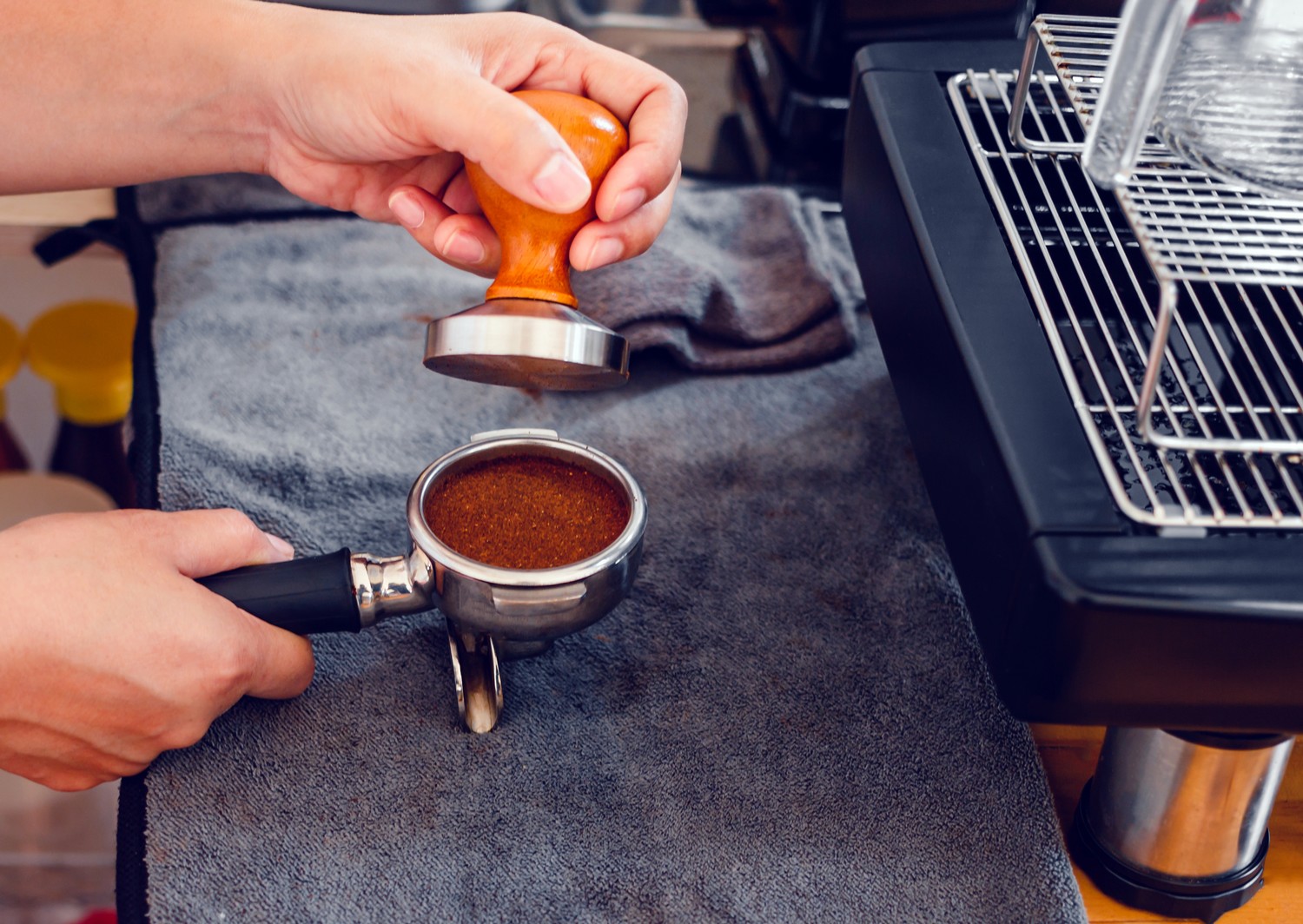 Espresso przygotowanie w ekspresie kolbowym