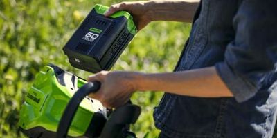 Akumulator 60V zapewnia wydajną, cicha i ekologiczną pracę.