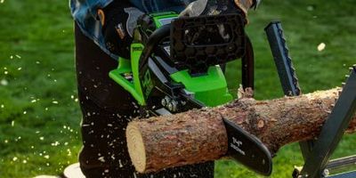 Urządzenie świetnie nadaje się do cięcia drewna, przycinania drzew i gałezi.