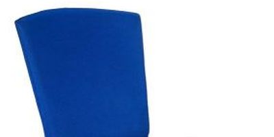 Oparcie fotela jest tapicerowane miłą w dotyku oddychającą tkaniną Aero w kolorze niebieskim.