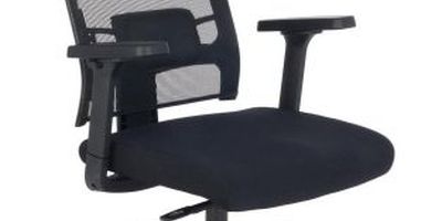 Profilowane, wypełnione siedzisko i regulowane podłokietniki zapewniają pełen komfort siedzenia.