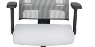 Profilowane siedzisko z pianką zawsze zapewnia odpowiednią sprężystość, zaś podłokietniki regulowane na trzech płaszczyznach zapewniają większy komfort dla ramion.