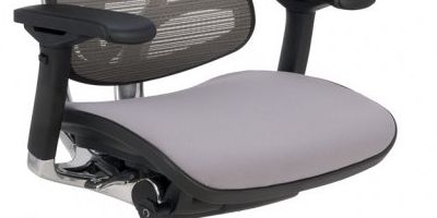 Komfortowe siedzisko łatwo dopasowuje się do ciała i ruchów użytkownika. Obite jest tkaniną materiałową.