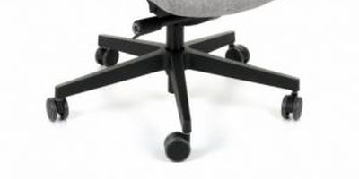 Czarna, nylonowa podstawa na kółkach miękkich pozwala na łatwe przemieszczanie fotela.