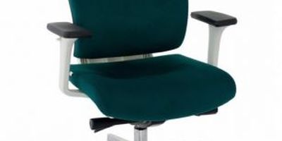 Wygodne, tapicerowane siedzisko i regulowane podłokietniki 3D to dodatkowy komfort siedzenia.