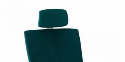 Fotel posiada regulowany i tapicerowany tkaniną Flex zagłówek.