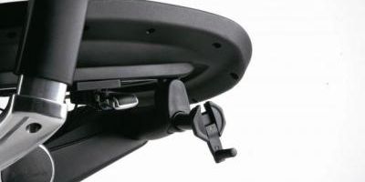 O dużej ergonomii fotela świadczy możliwość jego regulacji na wielu poziomach. Można to zrobić za pomocą praktycznego joysticka.