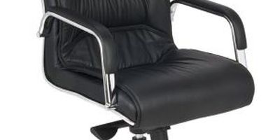 Siedzisko fotela jest tapicerowane skórą licowa w kolorze czarnym i posiada możliwość regulacji wysokości.