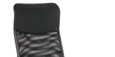 Oparcie fotela jest tapicerowane czarną siatką, zaś w górnej części czarną ekoskórą.