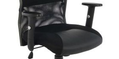 Siedzisko fotela tapicerowane jest tkaniną membranową oraz ekoskórą.
