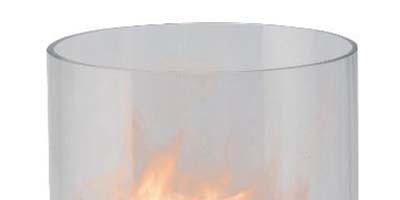 Szklany cylinder stabilizuje ogień i chroni przed podmuchami wiatru. 