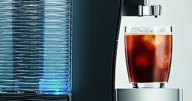 Poznaj model Z10 Aluminium Black (EA) – to pierwszy ekspres, który oferuje chłodne napoje typu Cold Brew, uzyskiwane dzięki innowacyjnej ekstrakcji z użyciem zimnej wody!
